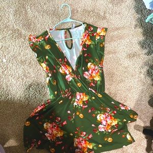 This is a cute summer romper size M in women’s!